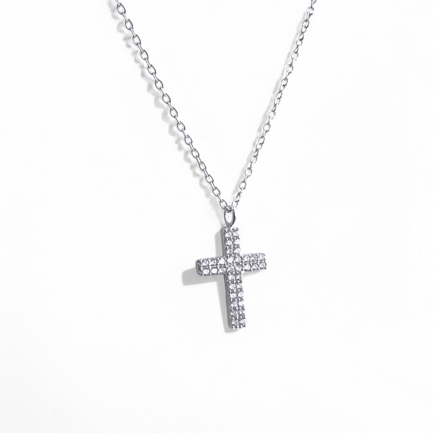 Collar cadena con Cruz de 16 x 10 mm engastada con doble corrida de circones