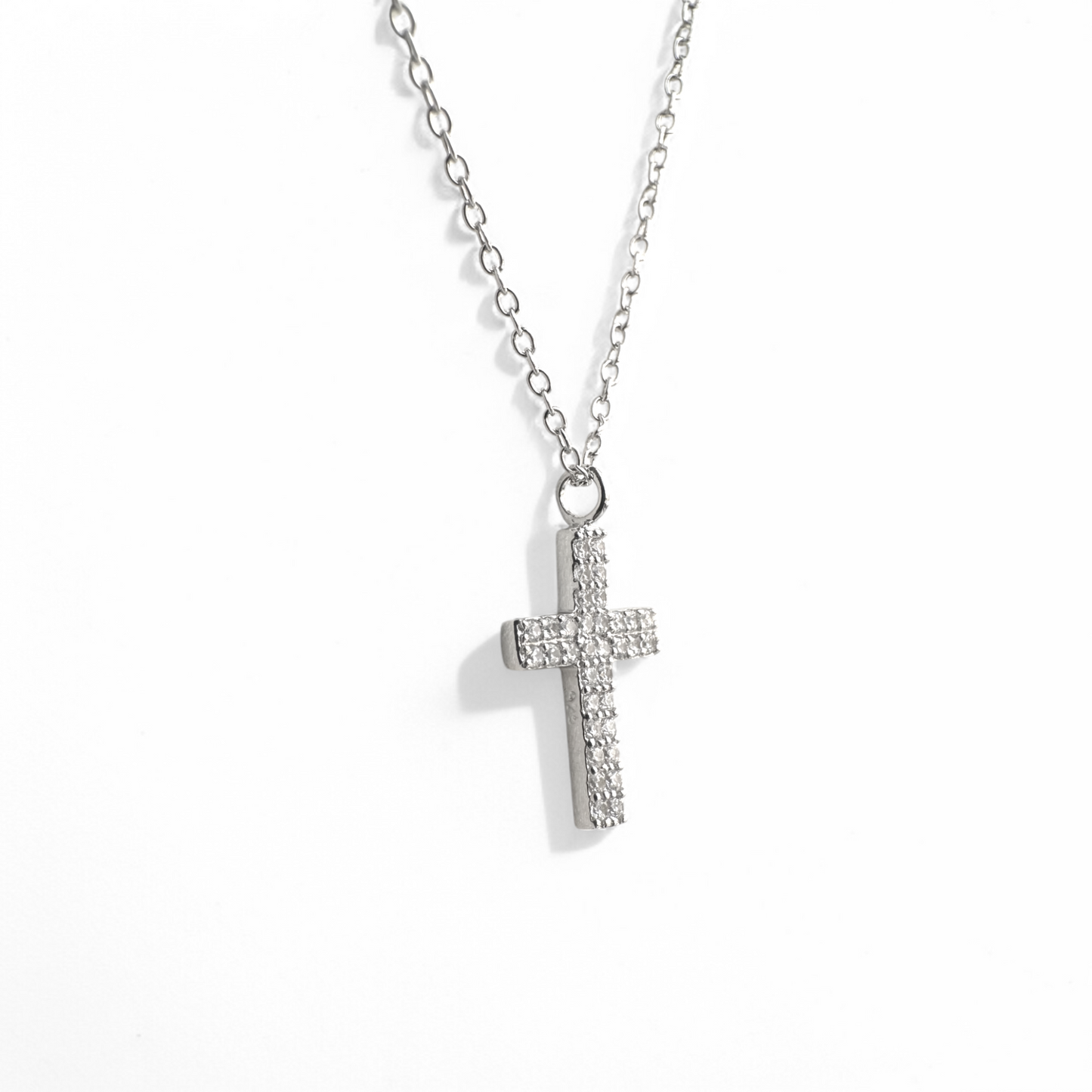 Collar cadena con Cruz de 16 x 10 mm engastada con doble corrida de circones
