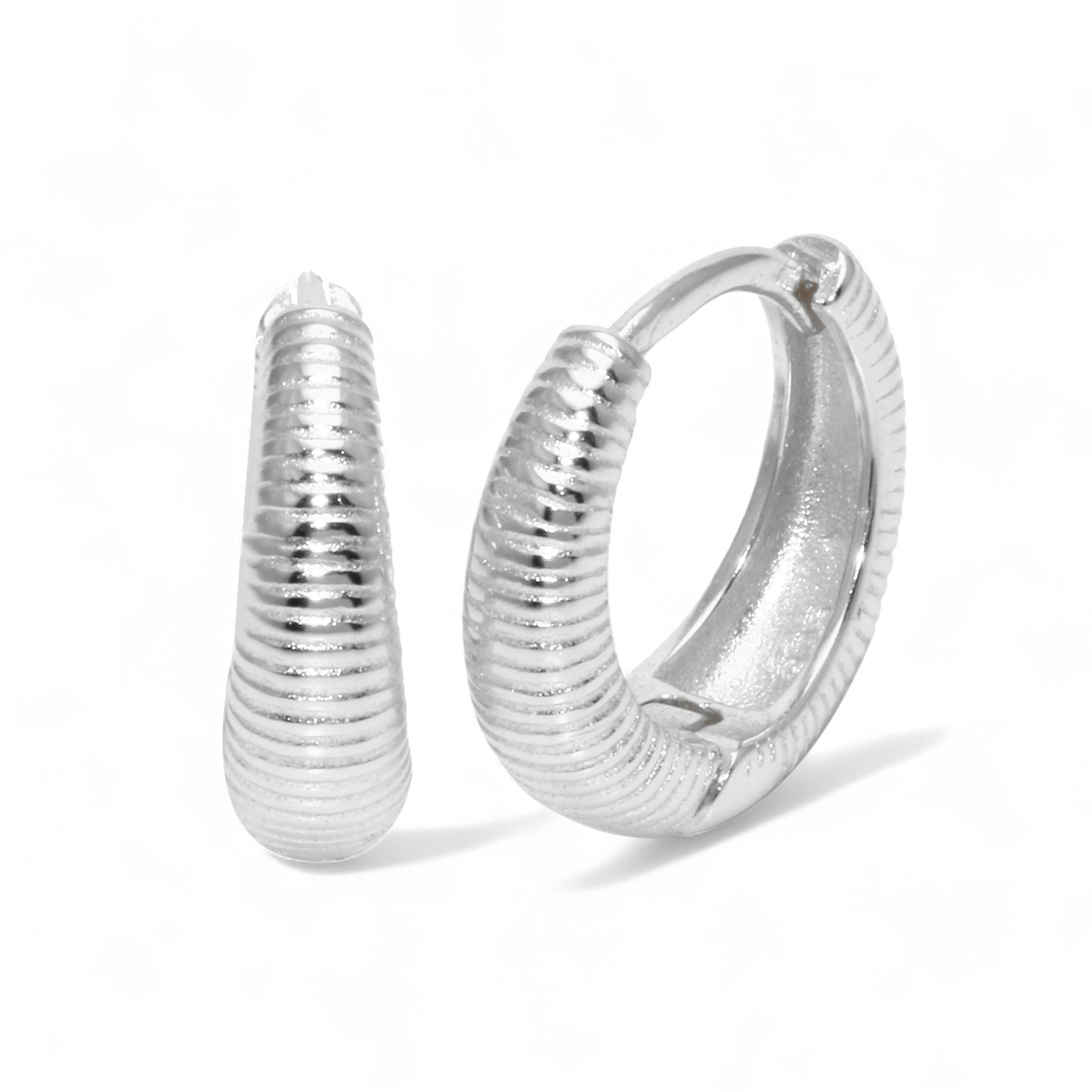 Aros argolla textura achurada 13 mm plateada