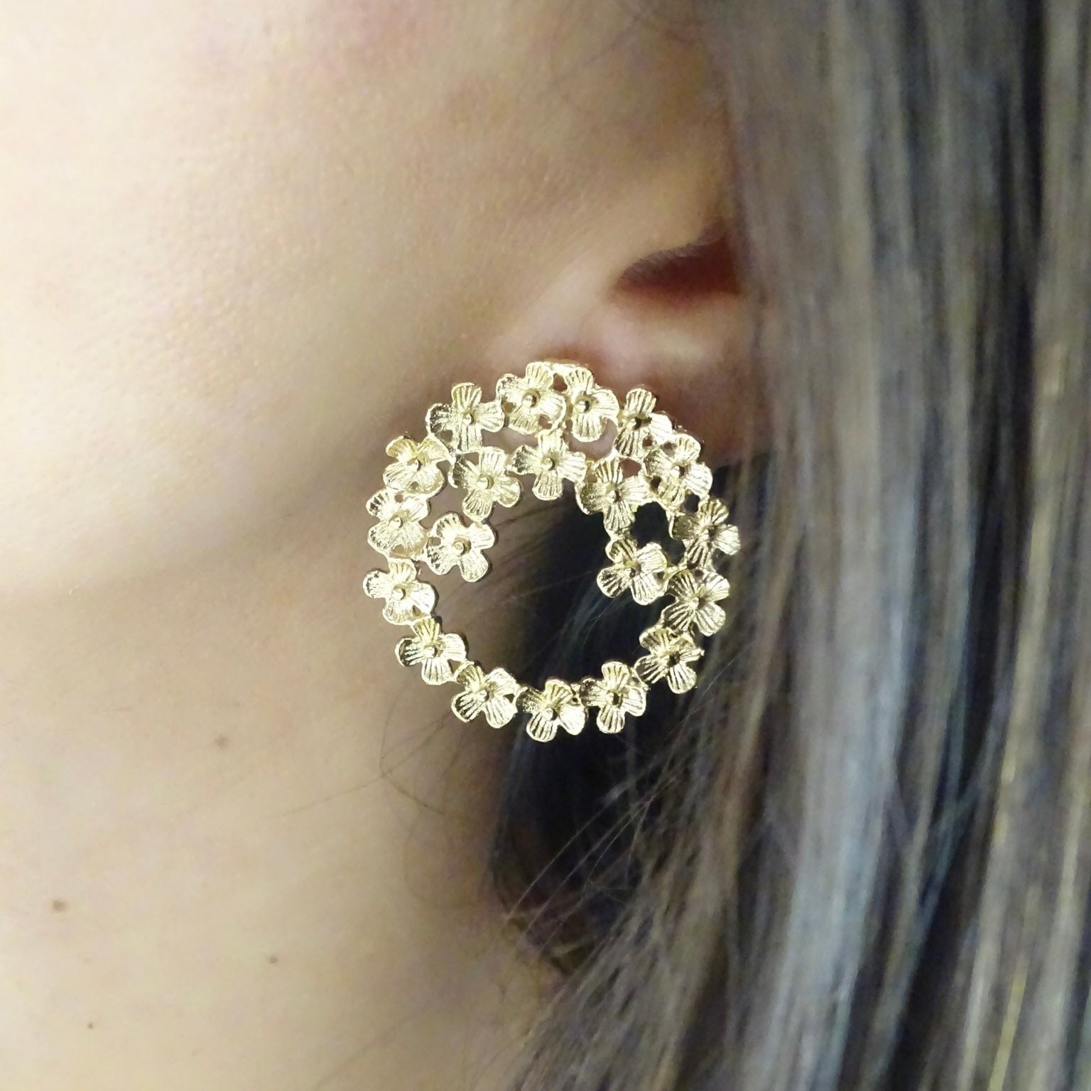 Aros corona flores doradas