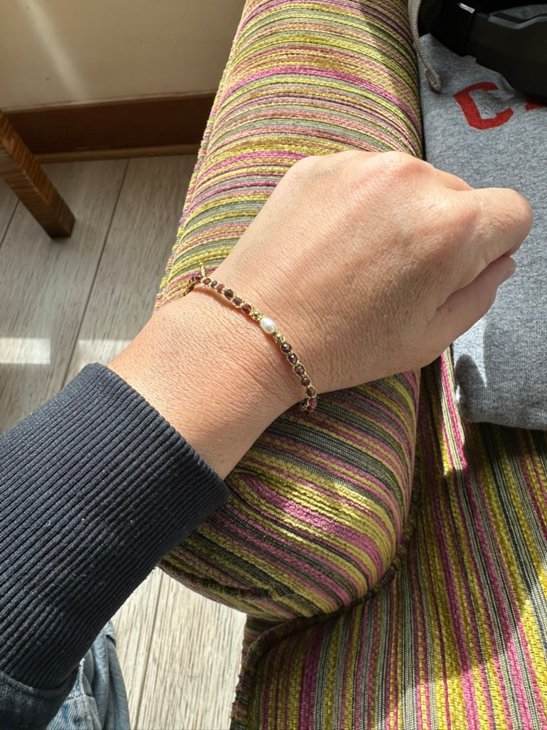 Pulsera hilo dorado con perla y Granates