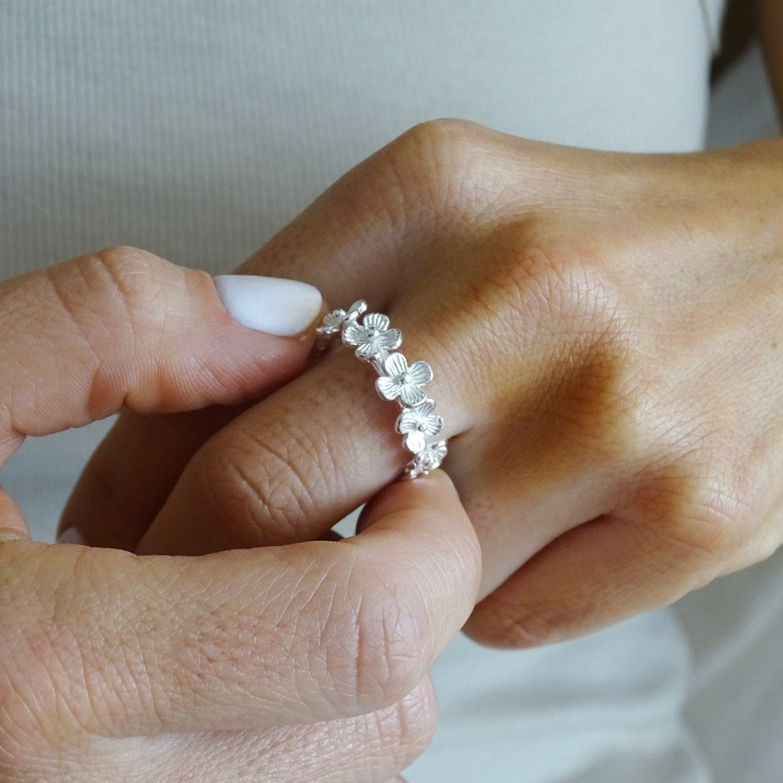 Anillo Argolla bañada rodeada con flores plateado