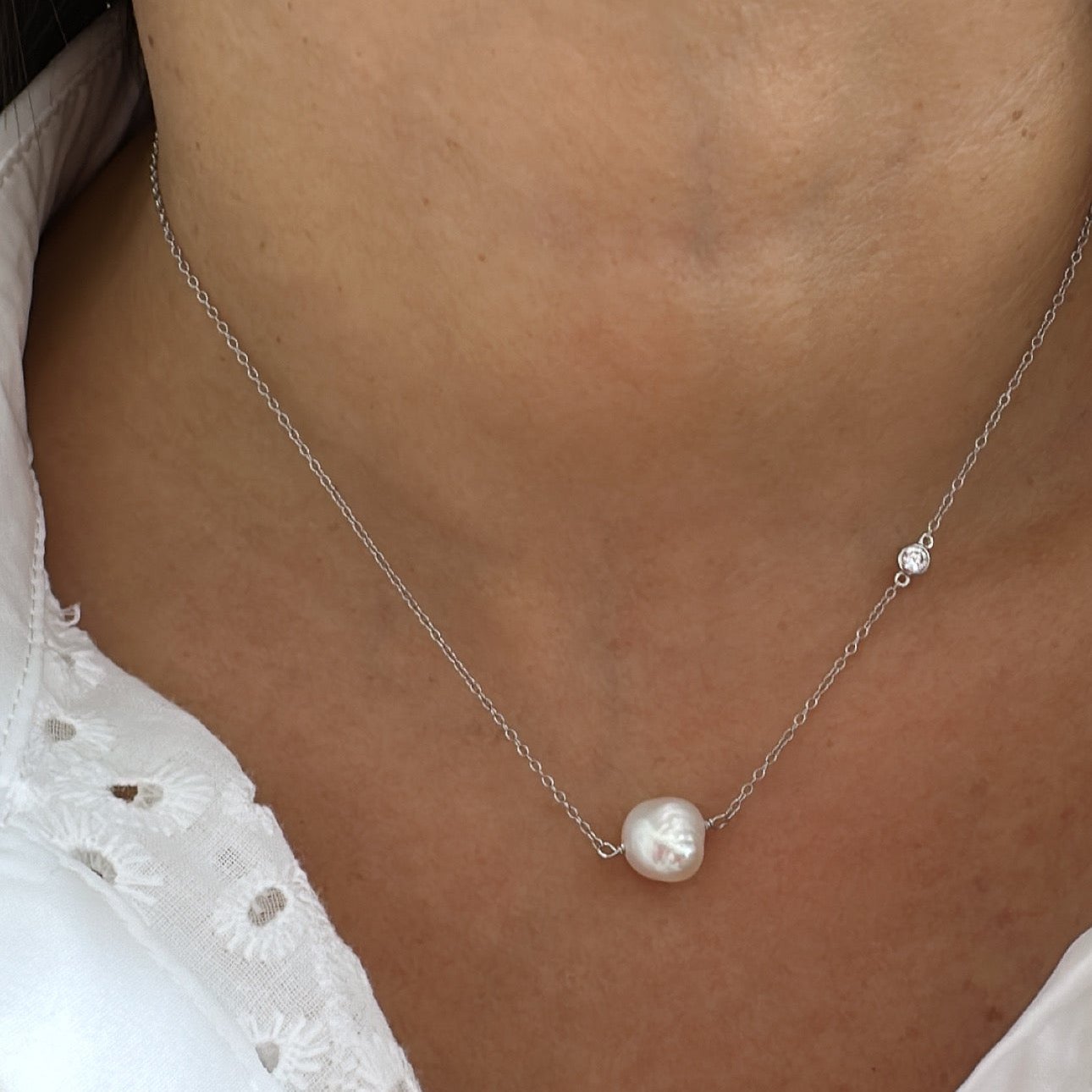 Collar cadena con Perla oval 8mm y circón en bisel de 4mm