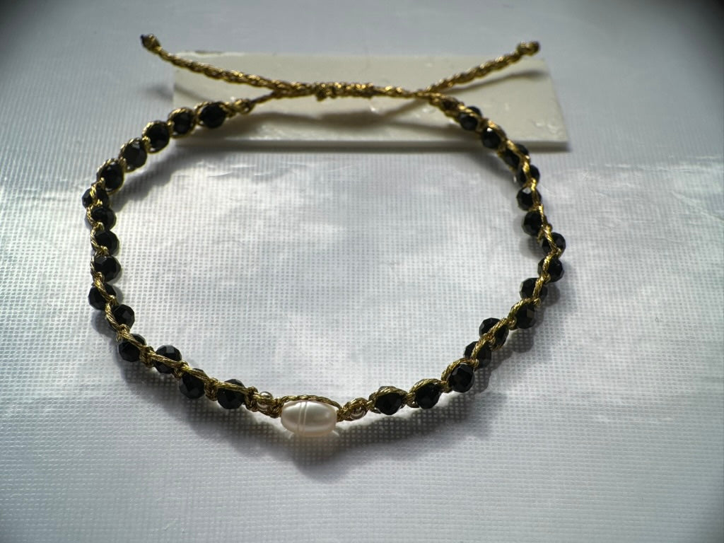 Pulsera hilo dorado con perla y Granates
