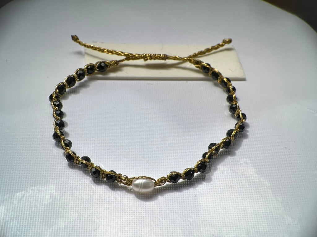 Pulsera hilo dorado con perla y Onix