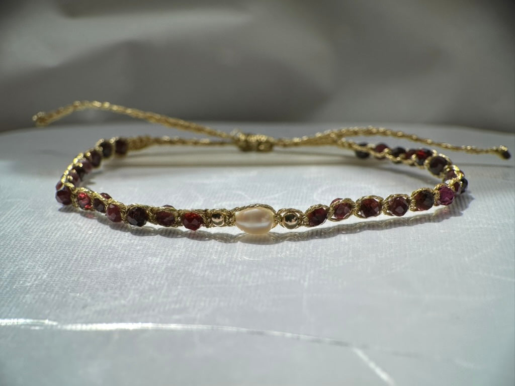 Pulsera hilo dorado con perla y Granates