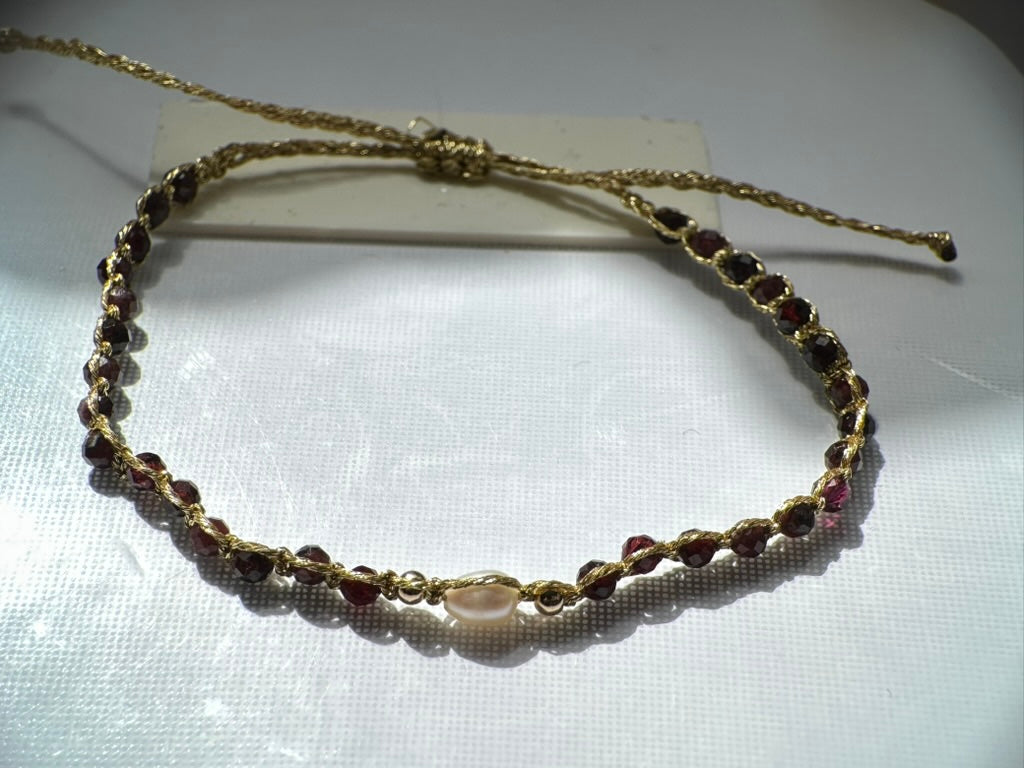 Pulsera hilo dorado con perla y Granates