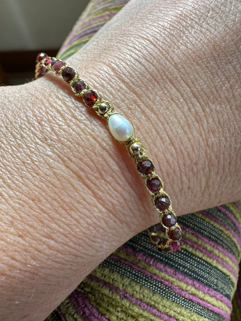 Pulsera hilo dorado con perla y Granates