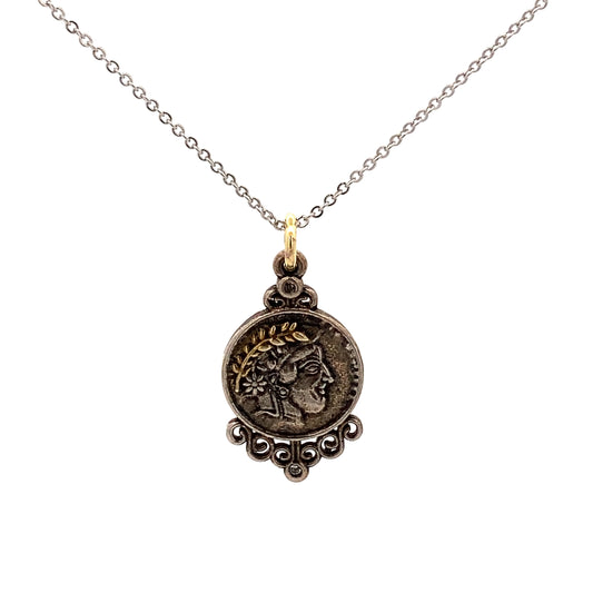 Collar cadena eslabones plateada y medalla etrusca oscurecidas