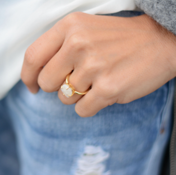 Anillo Solitario Plata Bañada en oro con piedra luna