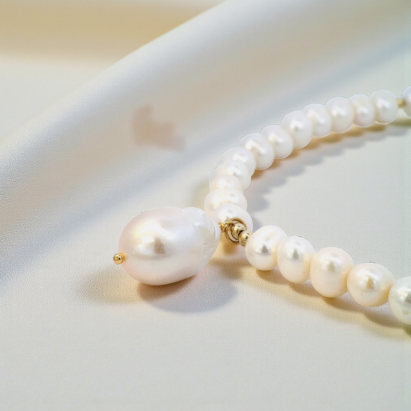 Collar Perlas naturales 7x5 mm y Perla barroca colgante 2 cm corto