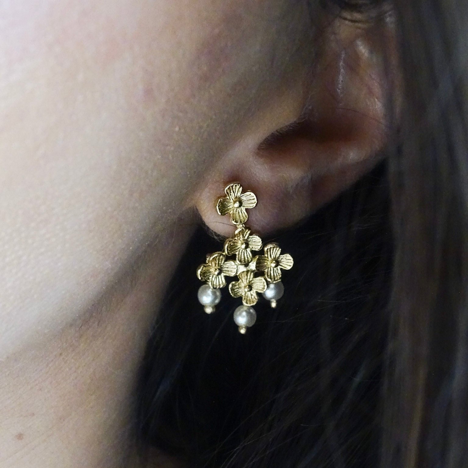 Aros flores y perlas dorados