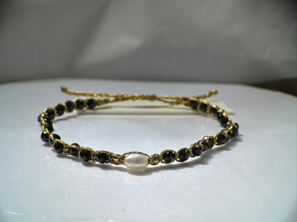 Pulsera hilo dorado con perla y Granates
