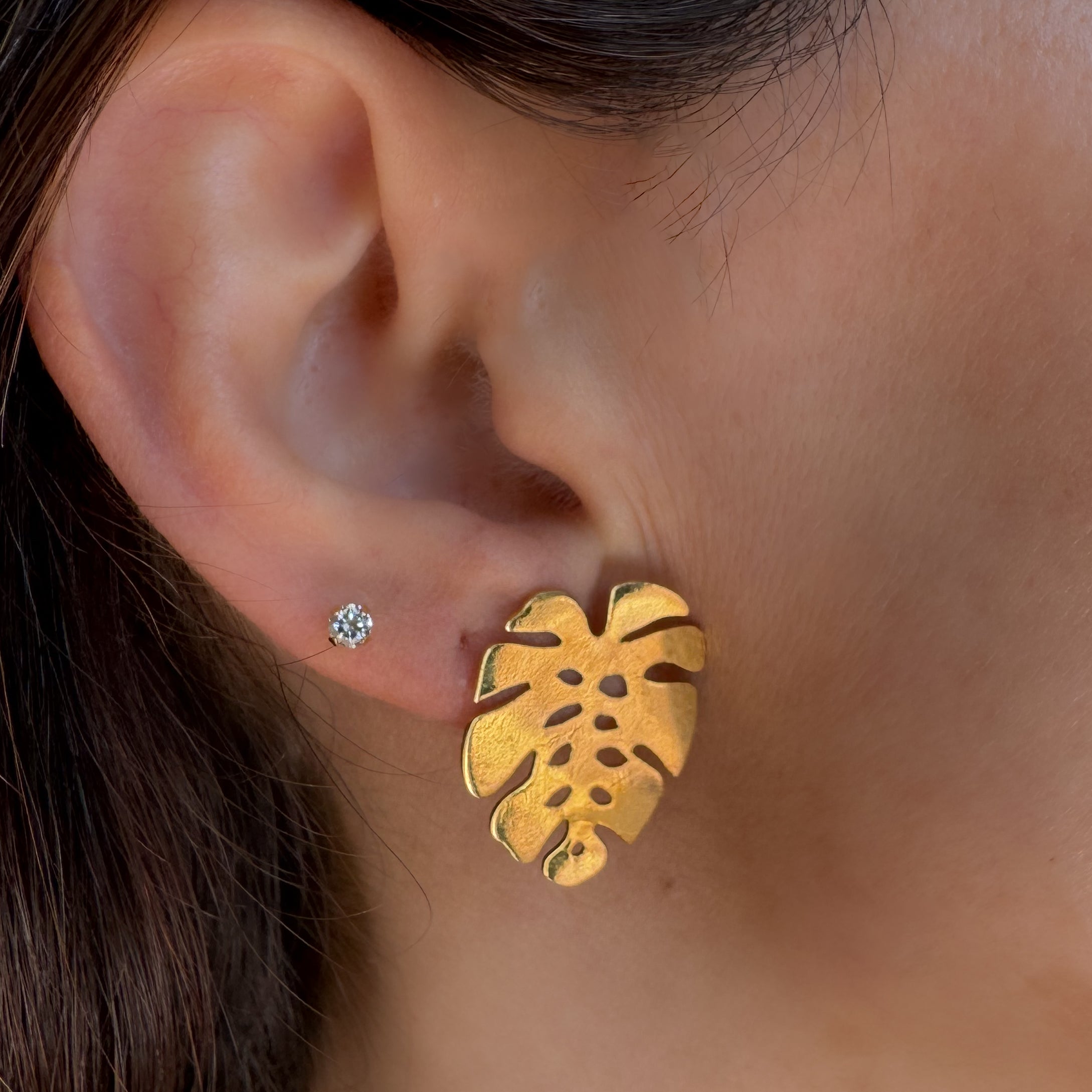 Aros Monstera de plata con baño de oro