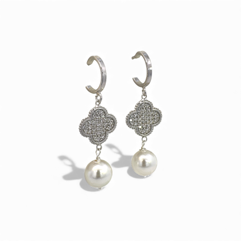 Aros colgantes con media argolla, trebol plateado con circones y perla 7-8 mm