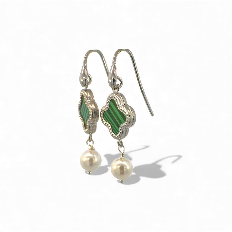 Aros colgantes trebol verde y perlas 6 mm plateado