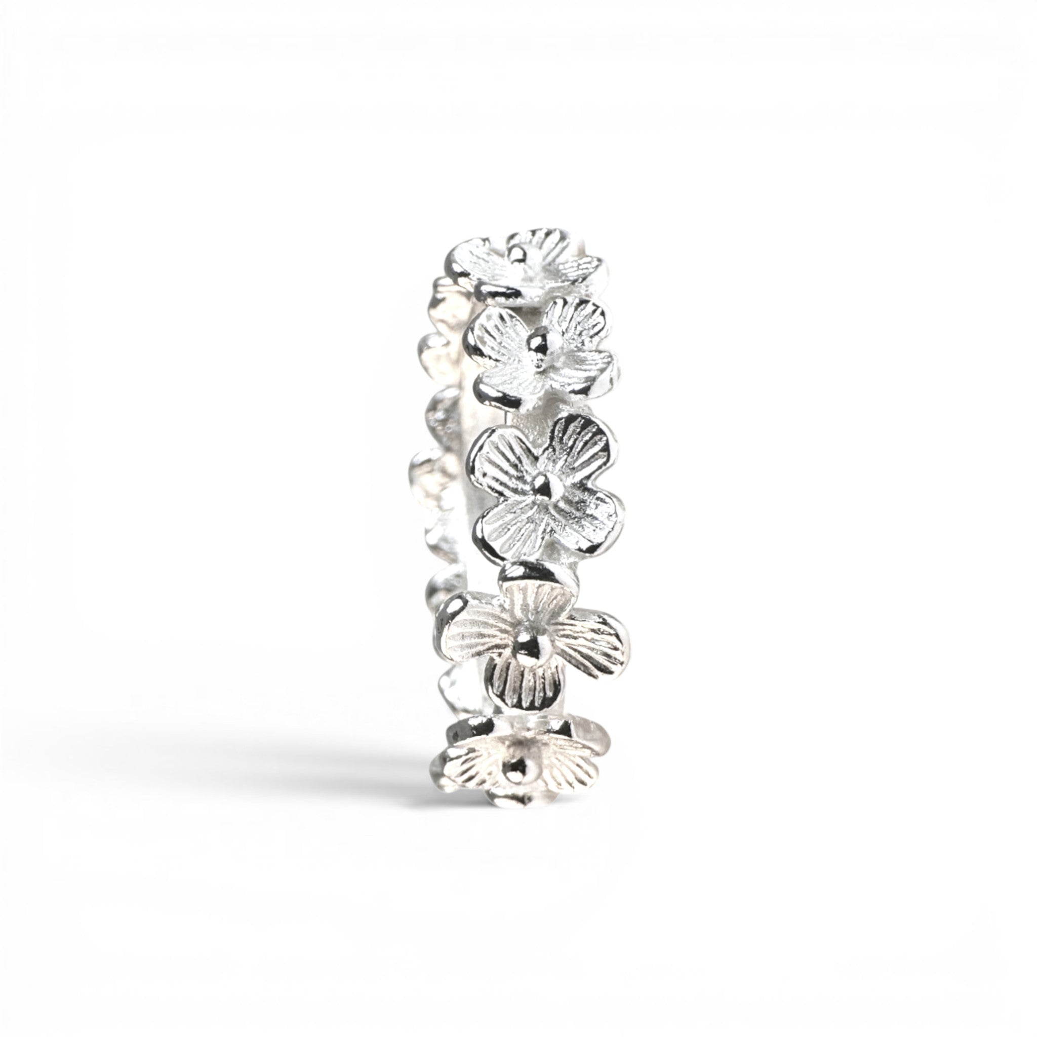 Anillo Argolla bañada rodeada con flores plateado