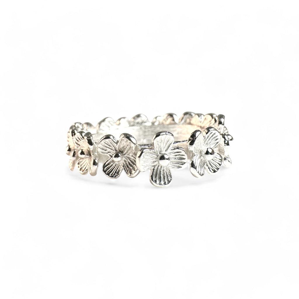 Anillo Argolla bañada rodeada con flores plateado