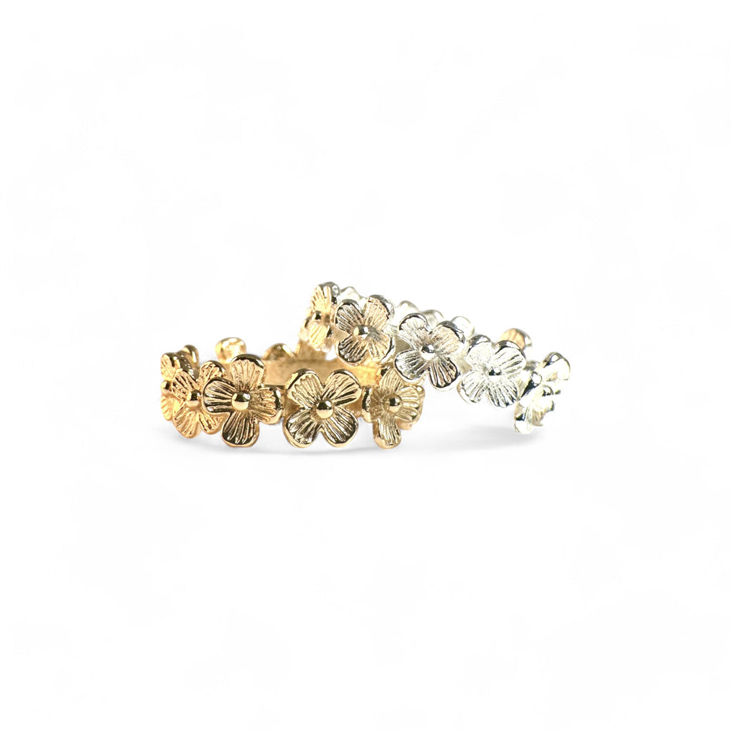 Anillo Argolla bañada rodeada con flores plateado