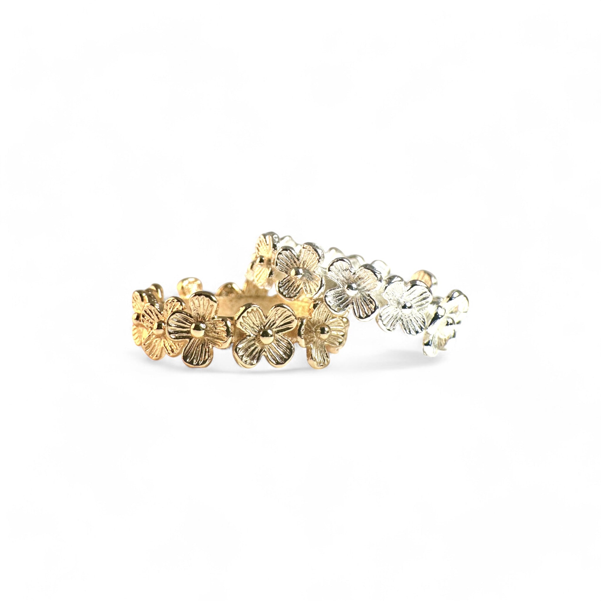 Anillo Argolla bañada rodeada con flores plateado