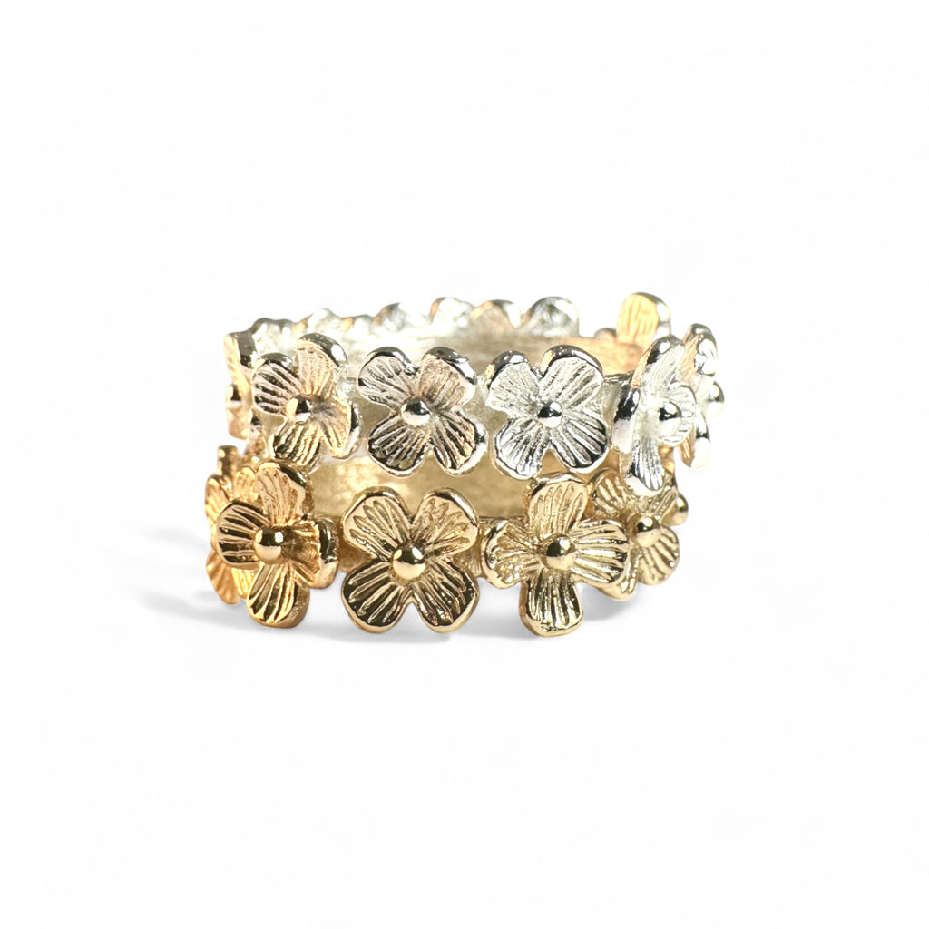 Anillo Argolla bañada rodeada con flores plateado