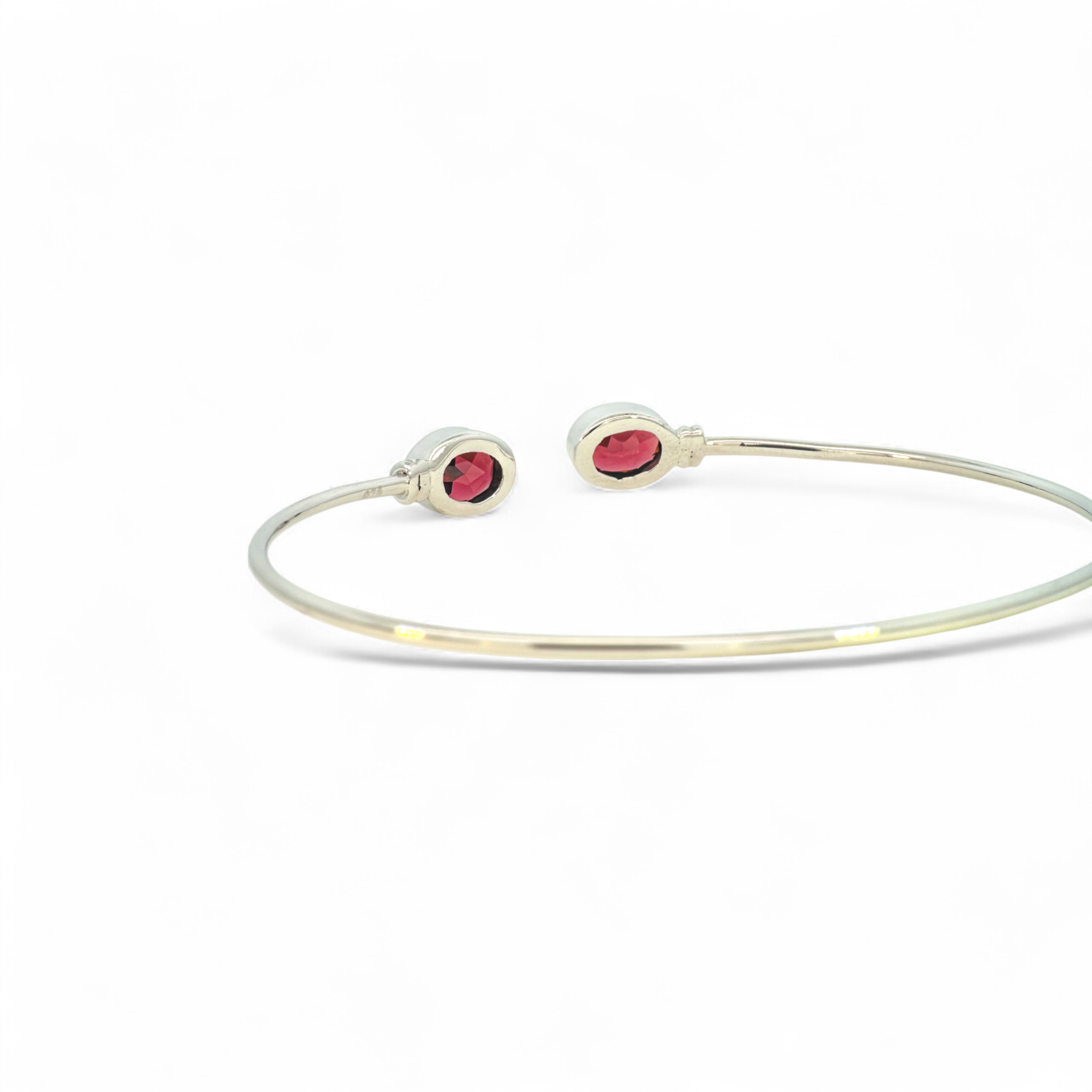 Esclava de plata 925 con granates ovales en bisel