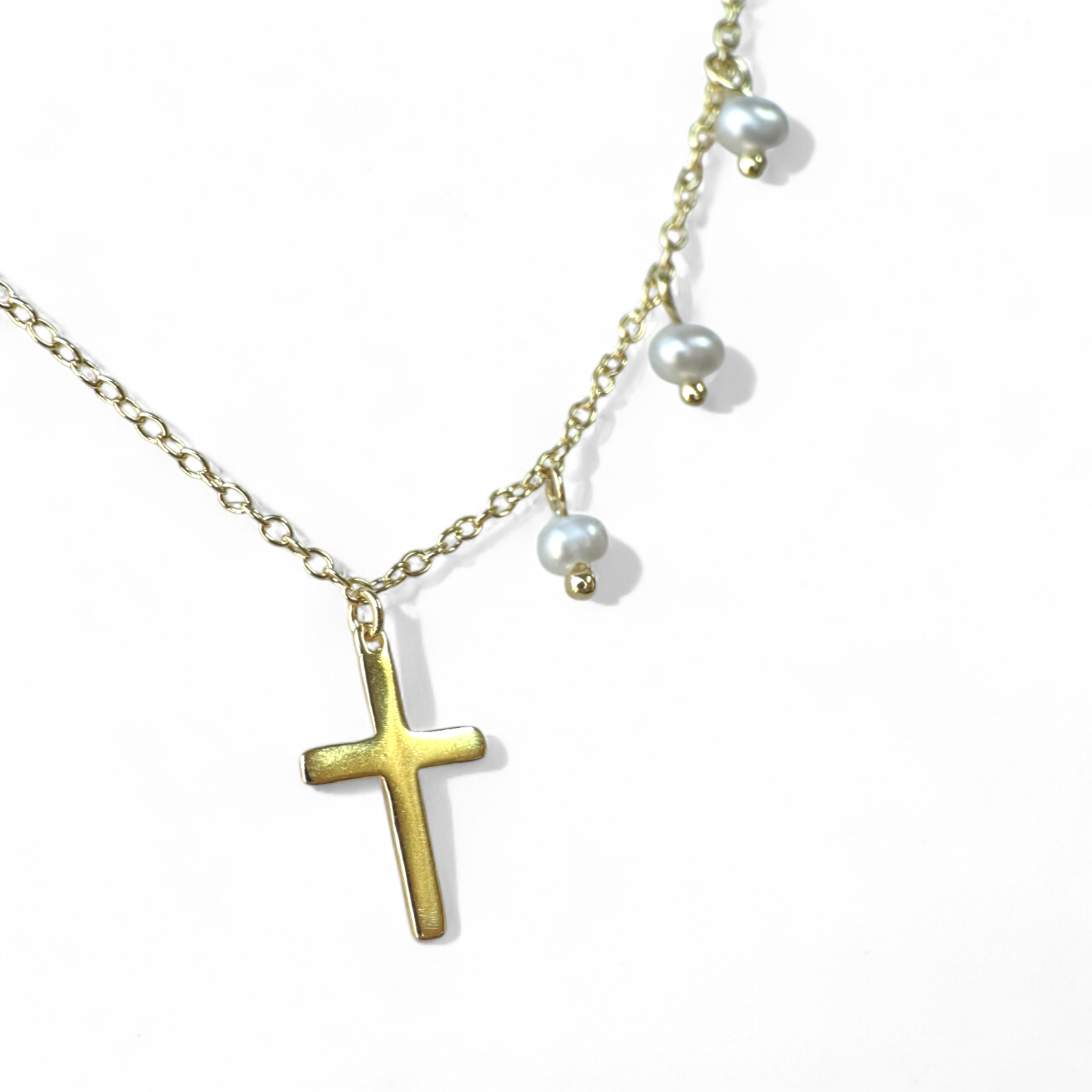 Collar cadena de Plata 925 bañada en oro con Cruz y 3 Perlas