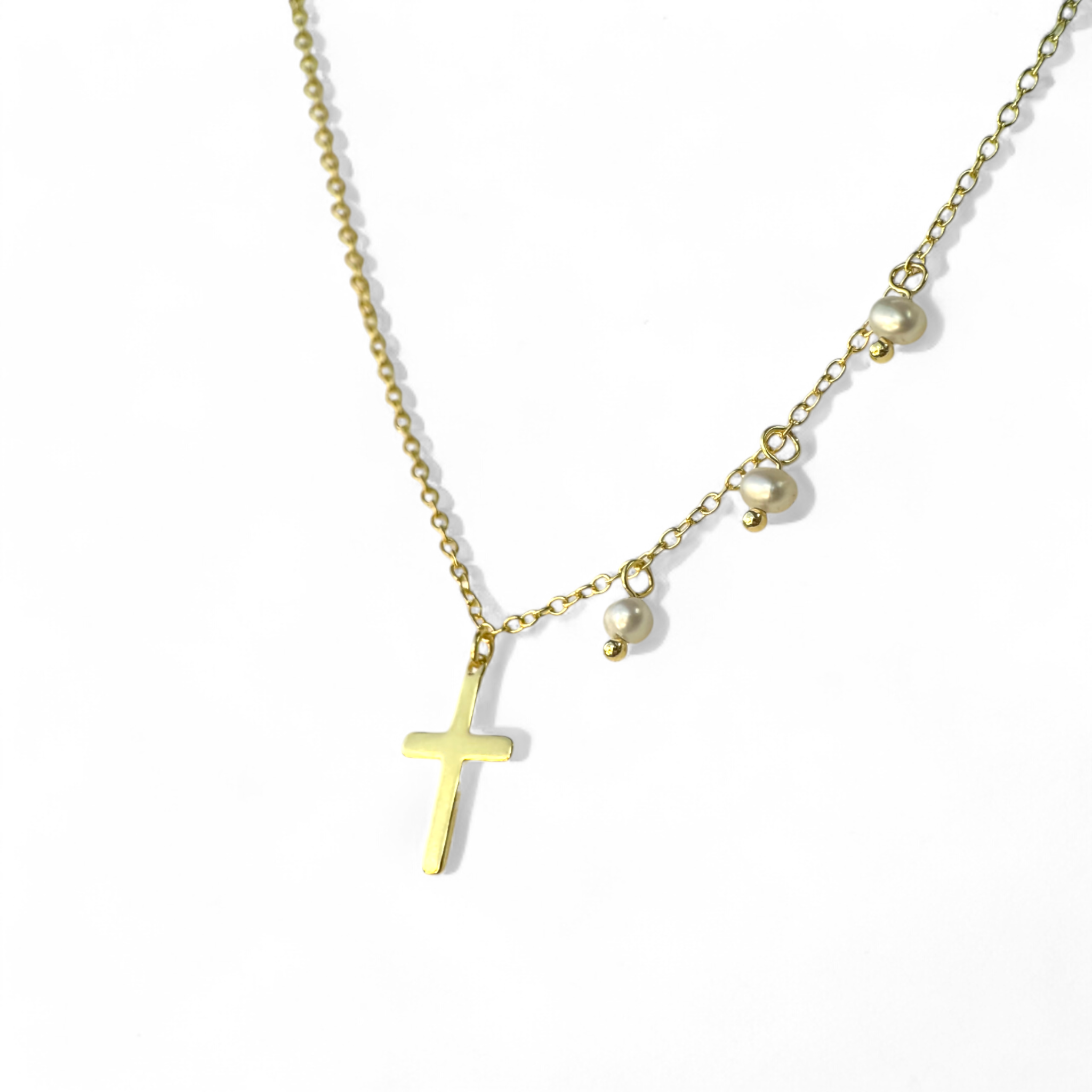 Collar cadena de Plata 925 bañada en oro con Cruz y 3 Perlas