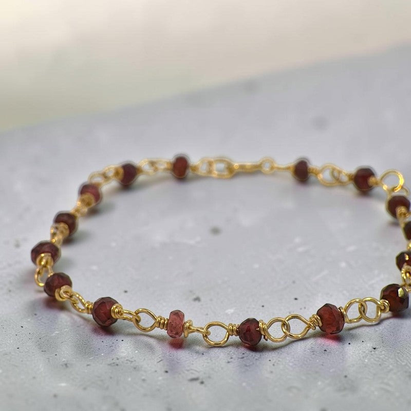 Pulsera alambrada ClaraJoyas de 17 cm con pequeñas piedras de granate de 2 mm y eslabones dorados
