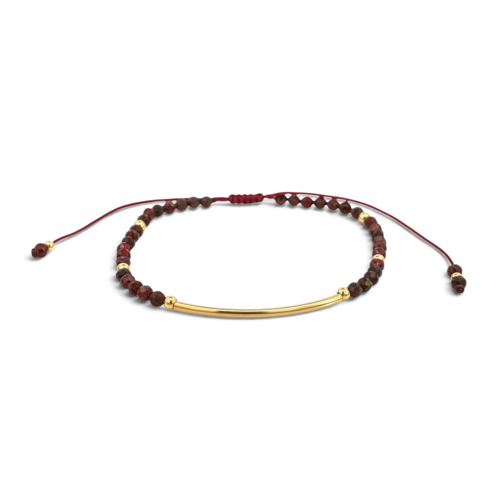 Pulsera ajustable ClaraJoyas con cuentas de granate rojo y una barra central de goldfilled sobre fondo blanco