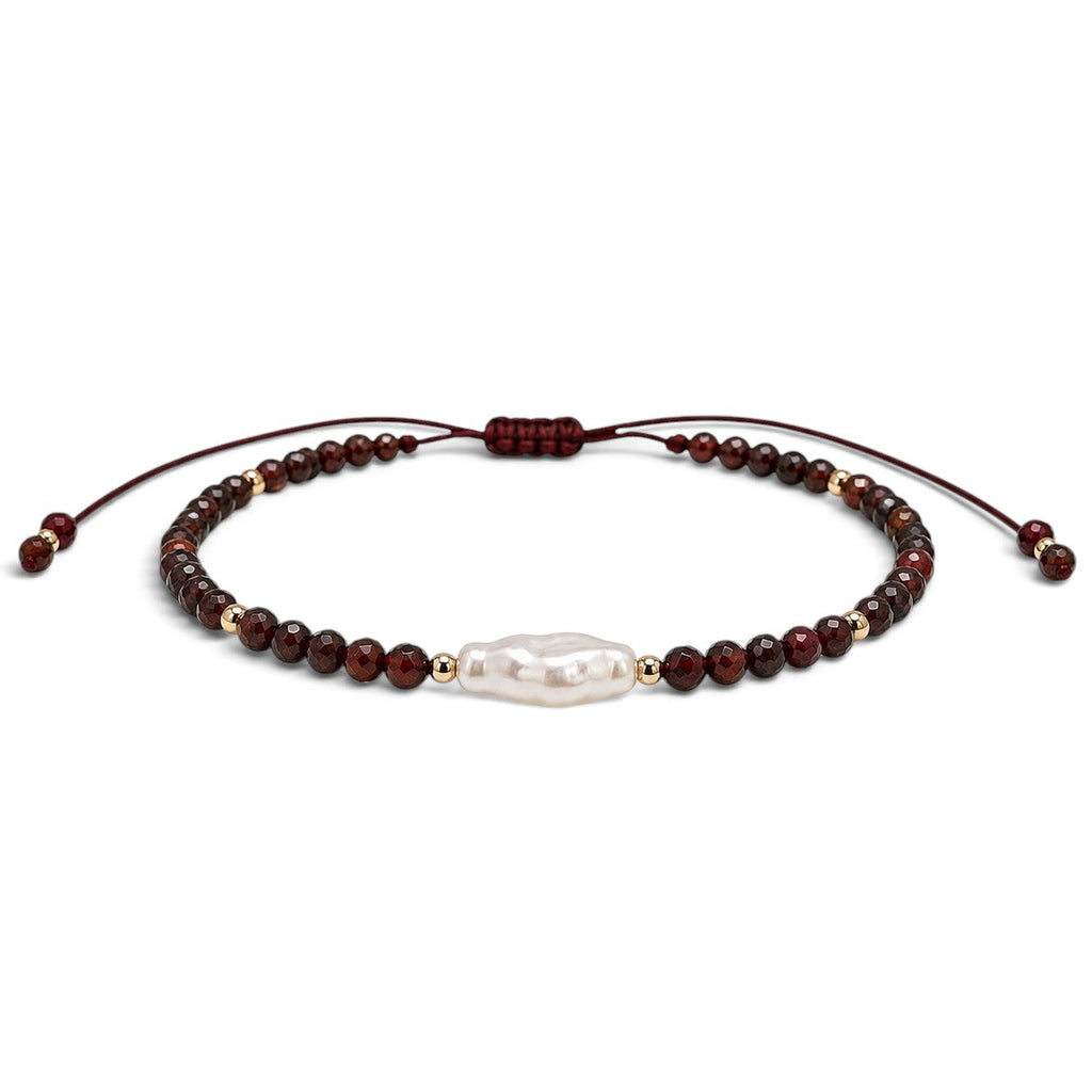 Pulsera ajustable ClaraJoyas con perla central, cuentas de granate color burdeos y detalles en oro