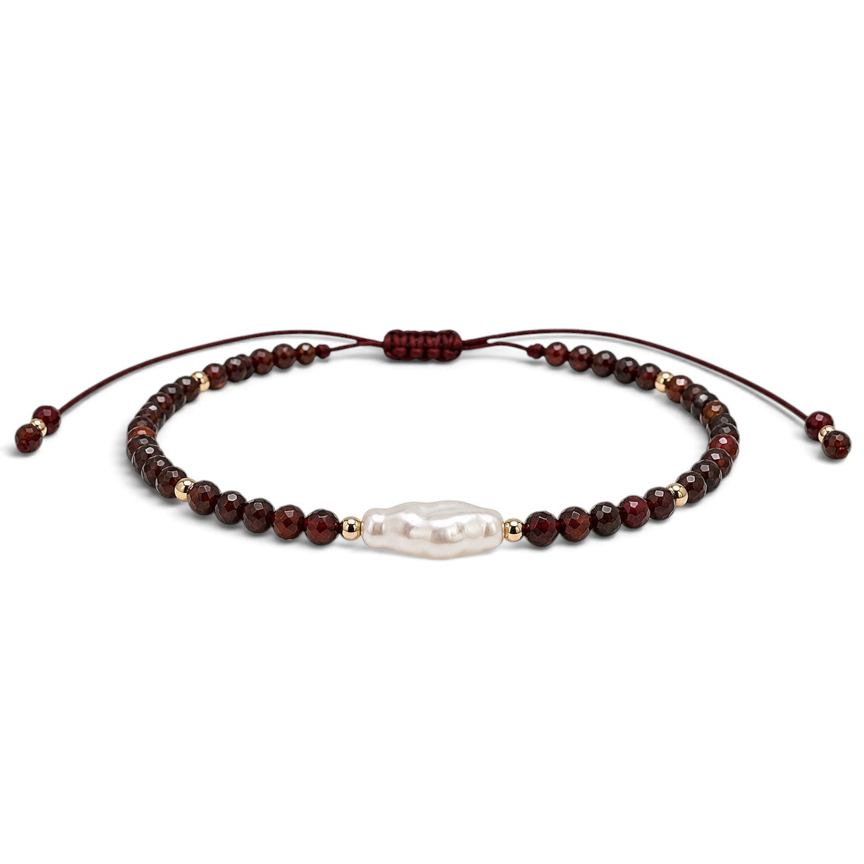 Pulsera ajustable ClaraJoyas con perla central, cuentas de granate color burdeos y detalles en oro