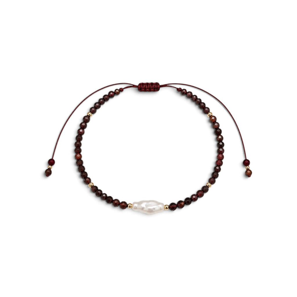 Pulsera ajustable ClaraJoyas de hilo burdeos con cuentas de granate facetado y una perla central irregular