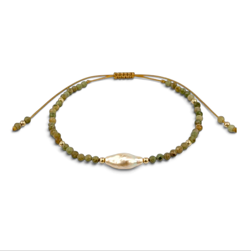 Pulsera ajustable ClaraJoyas de hilo mostaza con cuentas de amazonita, perla central y detalles dorados