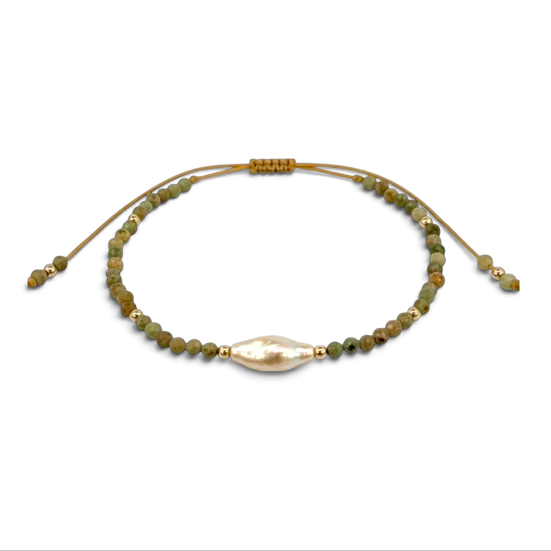 Pulsera ajustable ClaraJoyas de hilo mostaza con cuentas de amazonita, perla central y detalles dorados