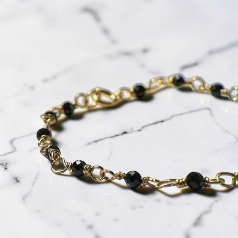 Pulsera ClaraJoyas ajustable de 17 cm con cuentas de ónix negro facetado y eslabones de alambre dorado