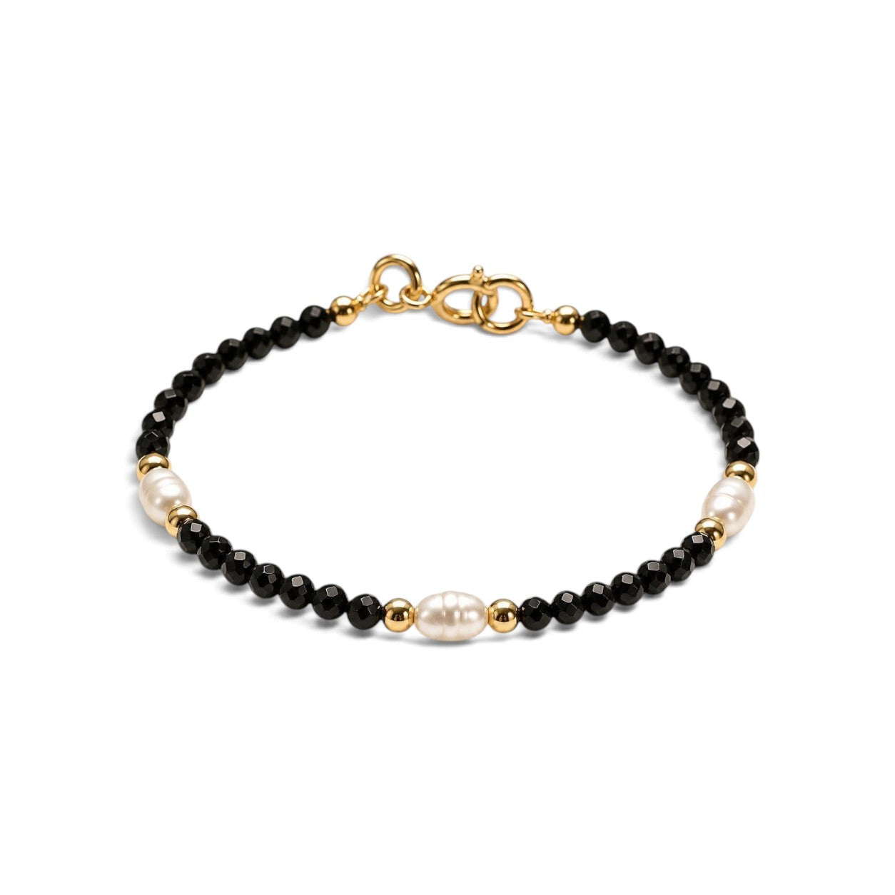 Pulsera ClaraJoyas de cuentas de ónix negro facetado con tres perlas blancas y detalles dorados, ajustable de 16 cm.