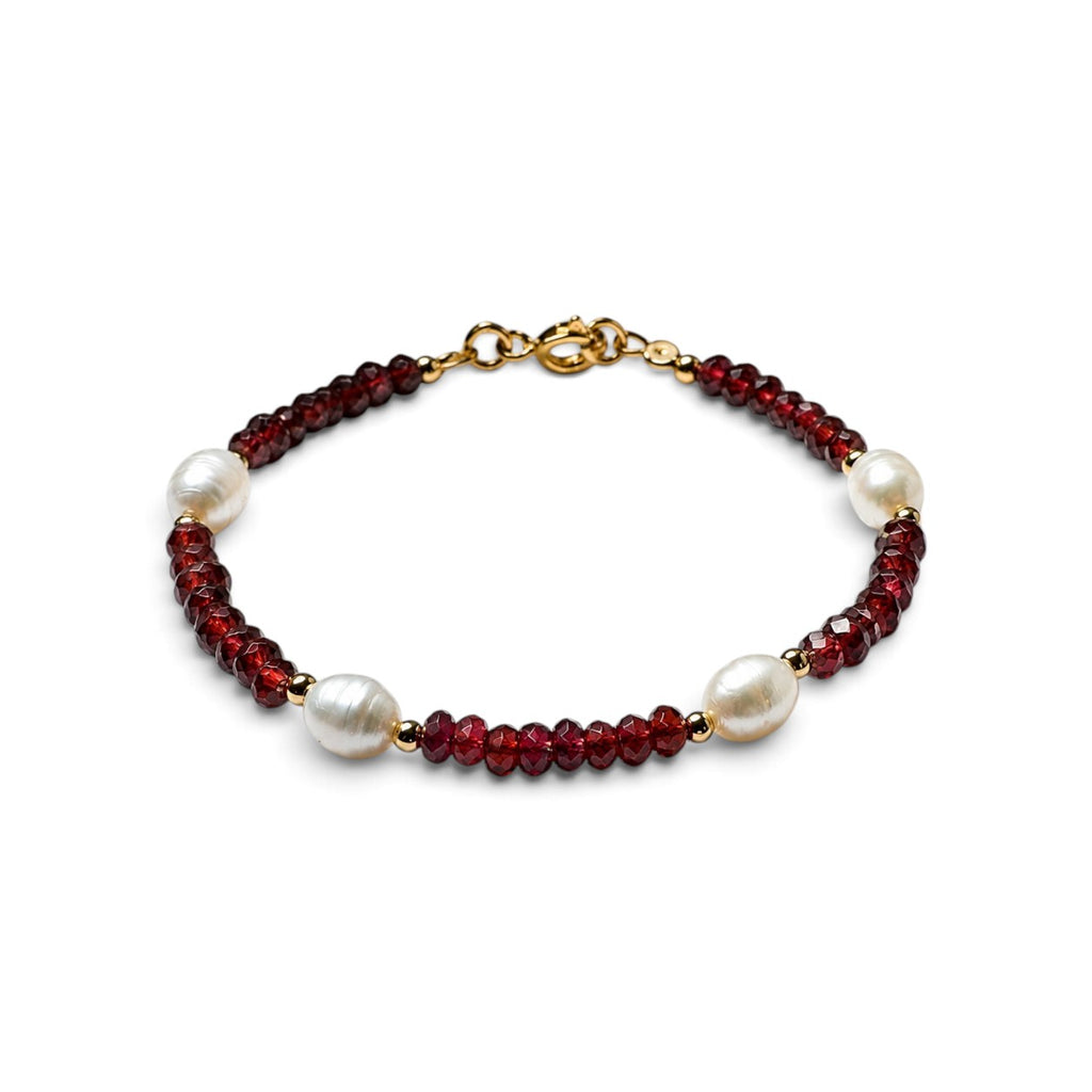 Pulsera ClaraJoyas de hilo dorado con perlas blancas naturales y piedras granates facetadas en un diseño elegante