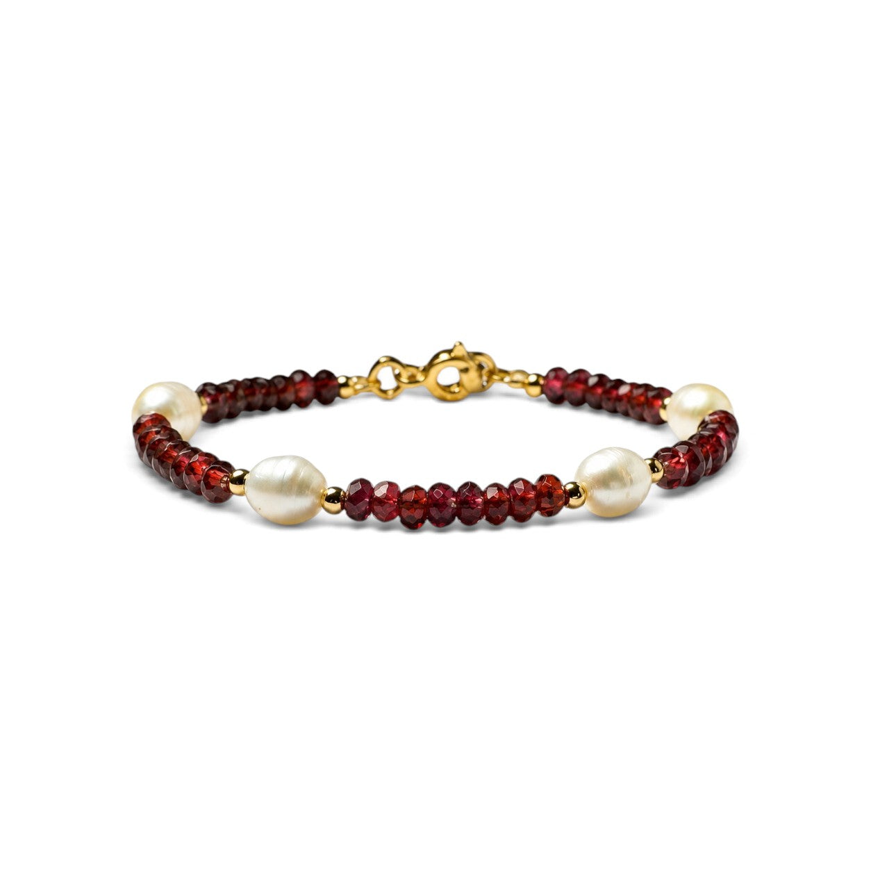 Pulsera ClaraJoyas de hilo dorado con perlas blancas naturales y piedras granates facetadas en cierre de mosquetón