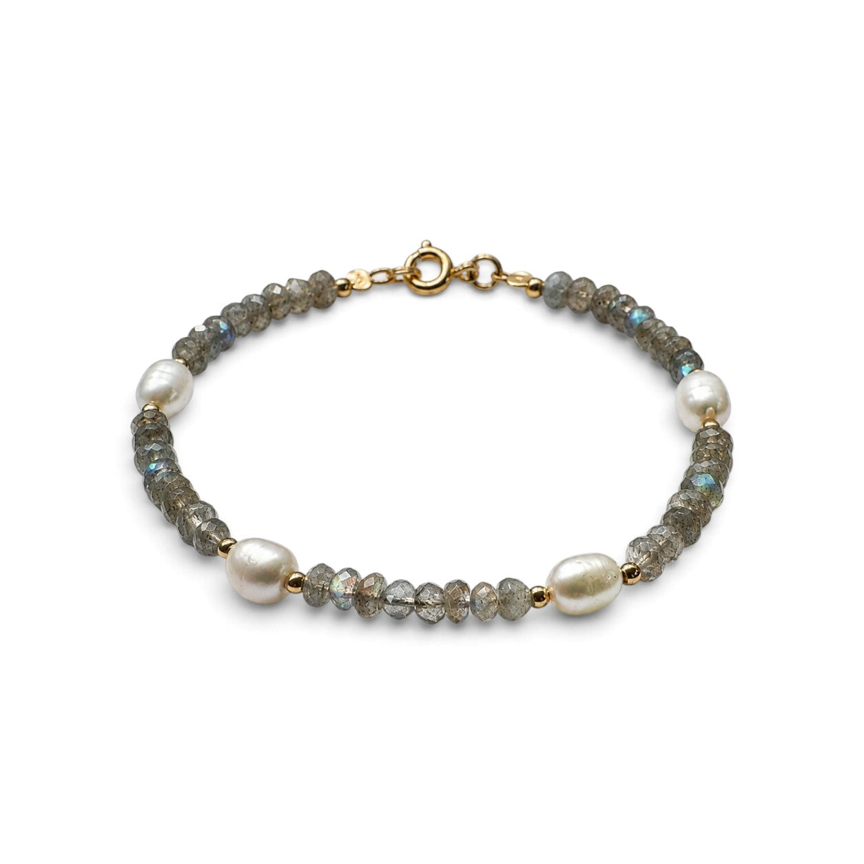 Pulsera ClaraJoyas de piedras naturales grises facetadas y tres perlas blancas con cierre dorado ajustable