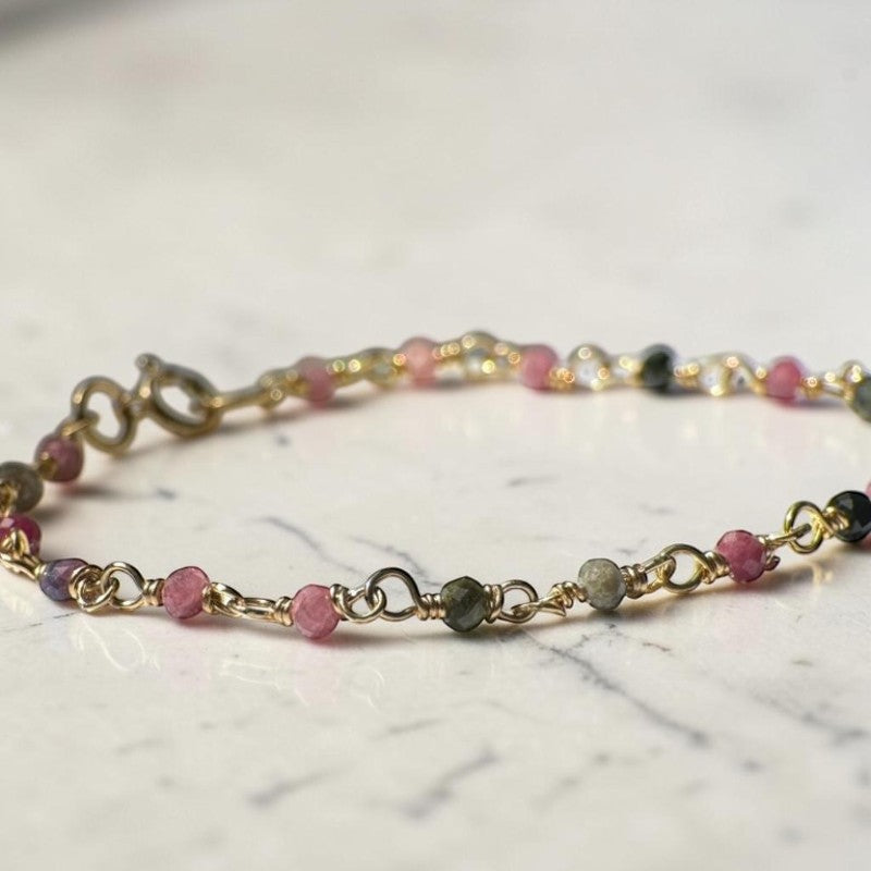 Pulsera ClaraJoyas de 17 cm con cuentas de turmalina multicolor de 2 mm y eslabones de alambre dorado ajustable