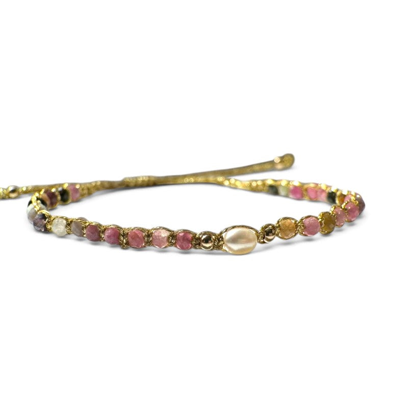 Pulsera ajustable ClaraJoyas con hilo dorado, perla central y cuentas de turmalina multicolor