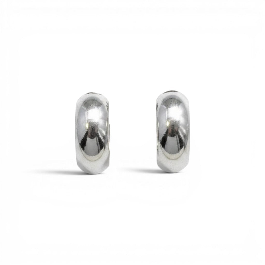 ClaraJoyas silver plated hoop earrings, 1.5 cm diameter, made of rhodium-plated 925 silver with a clasp.