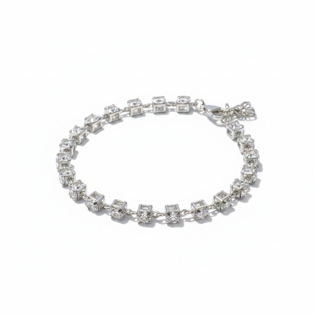 ClaraJoyas Maia bracelet with white Swarovski crystals and rhodium-plated sterling silver chain. Adjustable length.