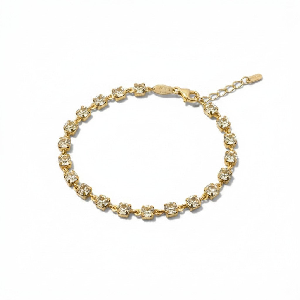 ClaraJoyas Maia bracelet with white Swarovski crystals set in gold-plated 925 silver. Adjustable length.