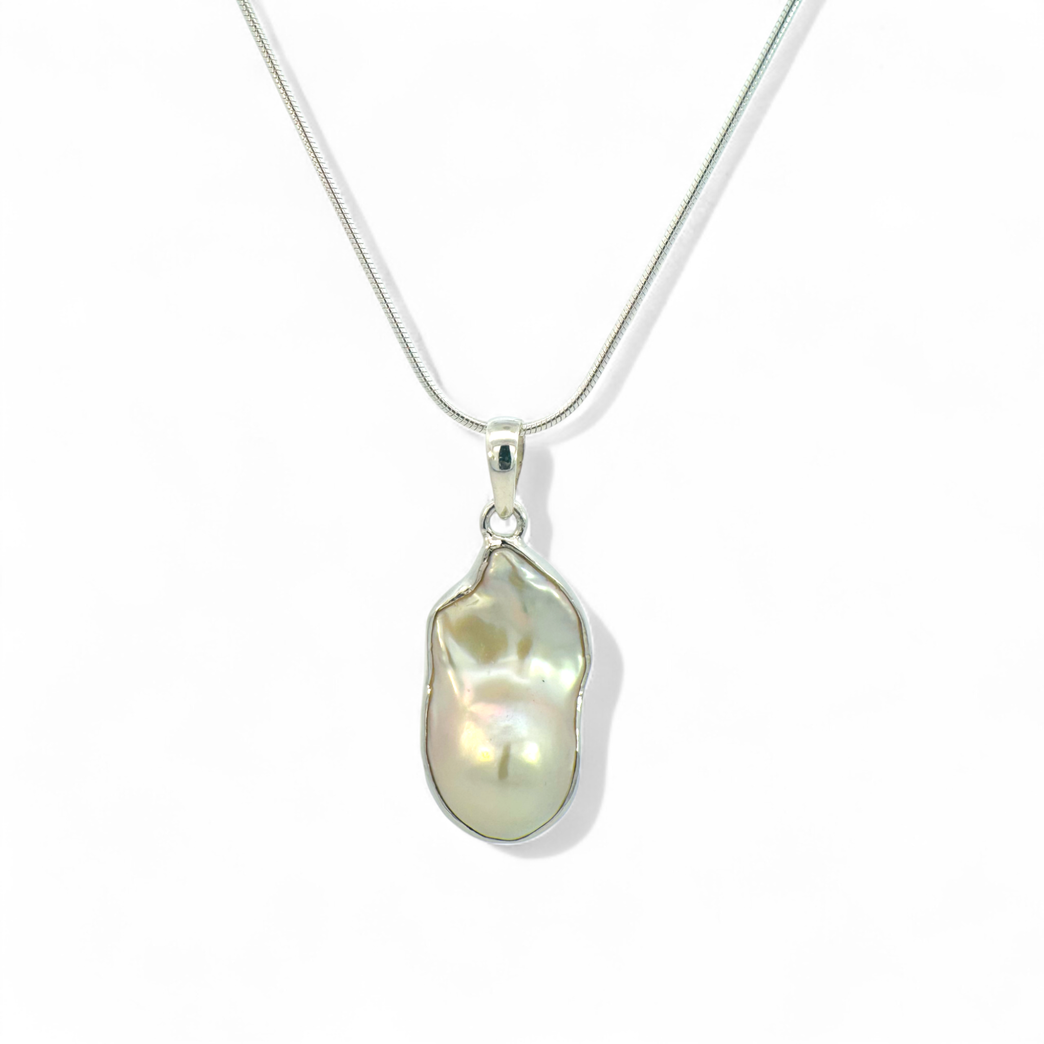 Collar cadena y colgante de plata 925 con perla barroca en bisel