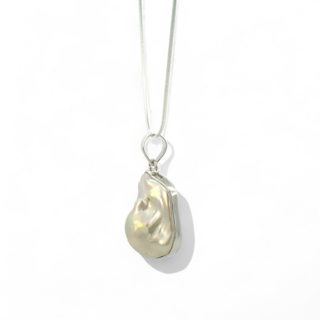 Collar cadena y colgante de plata 925 con perla barroca en bisel