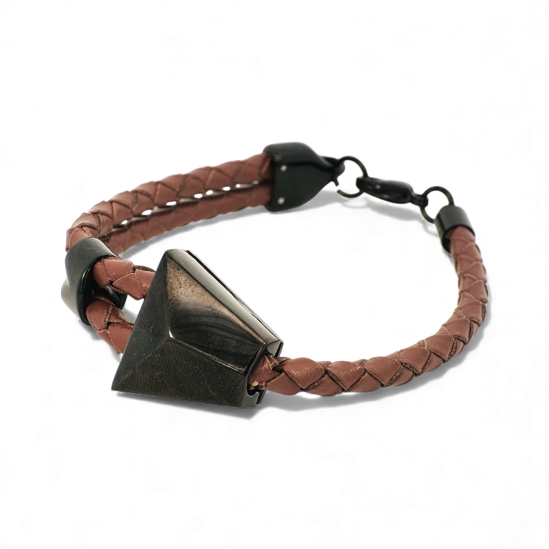 Pulsera de Cuero café Trenzado con Dije Piramidal Metálico