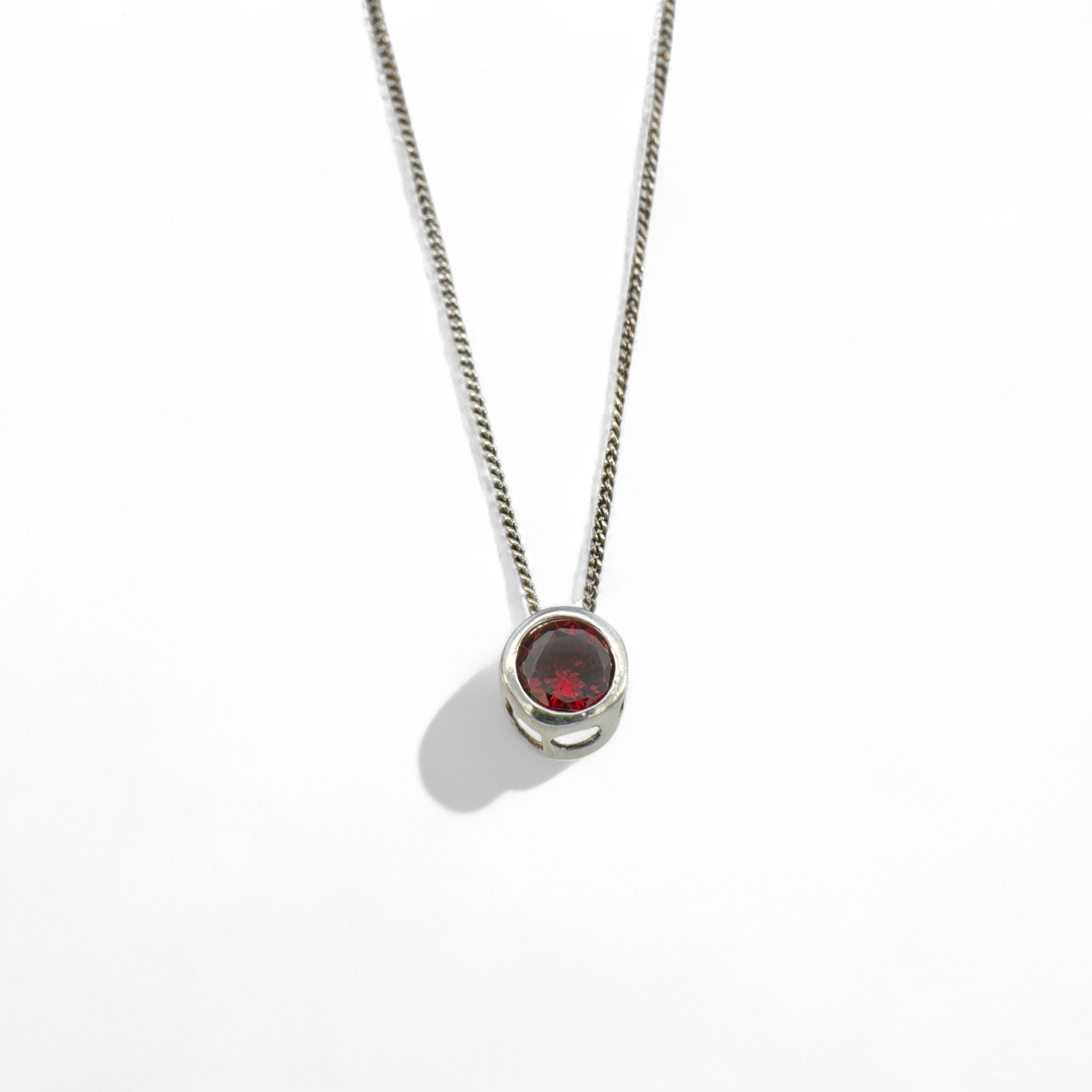 Collar cadena veneciana y colgante cristal rojo en bisel