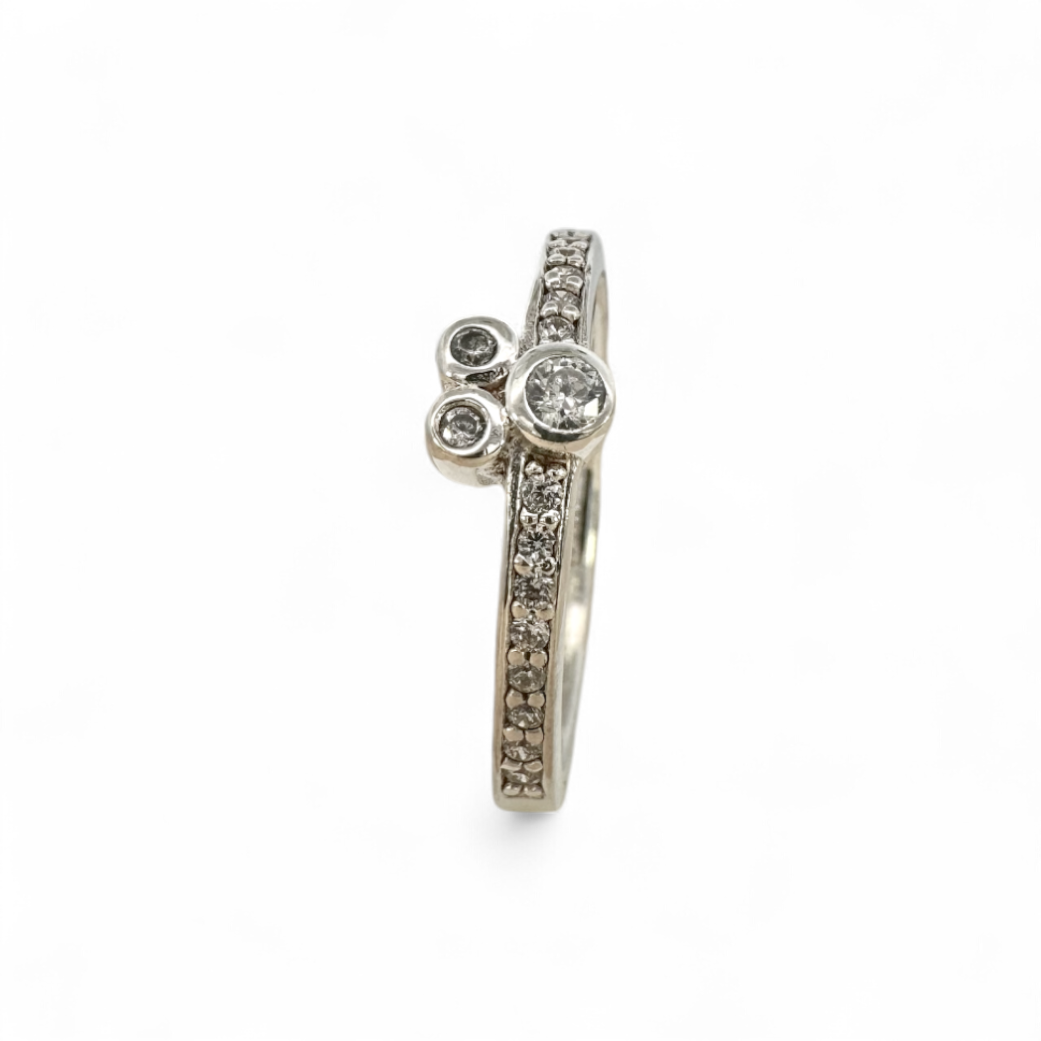 Anillo trio de circones en bisel y circones en argolla